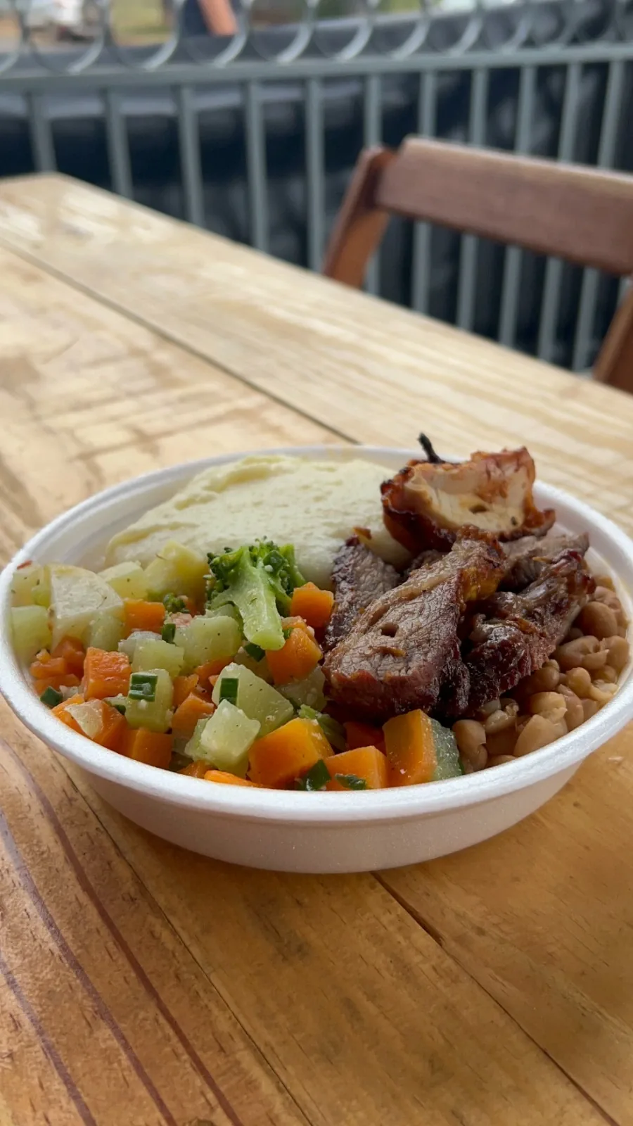 Marmita com carne assada, frango, purê, legumes e feijão preparada pelo Éder Espetos em Dourados